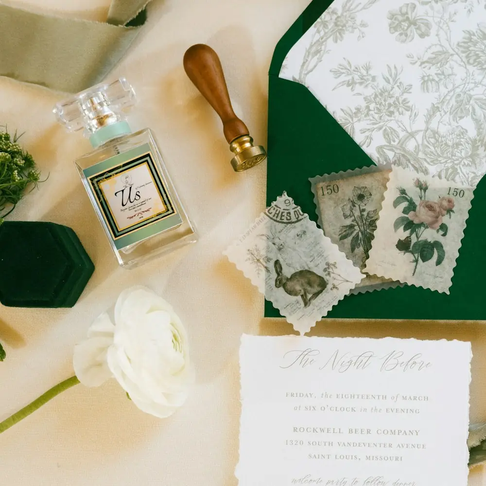 Invitación de boda con sobre verde y sello de lacre
