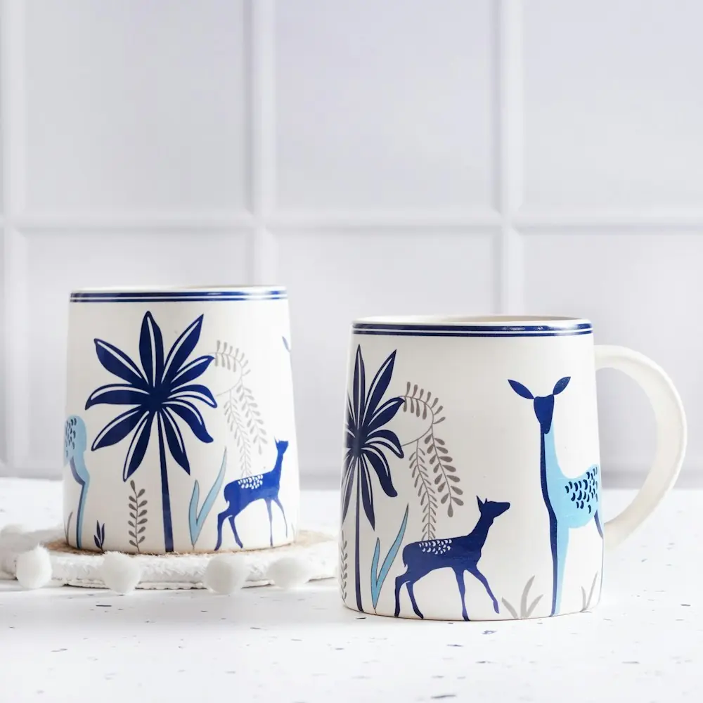 Tazas blancas con ilustraciones impresas