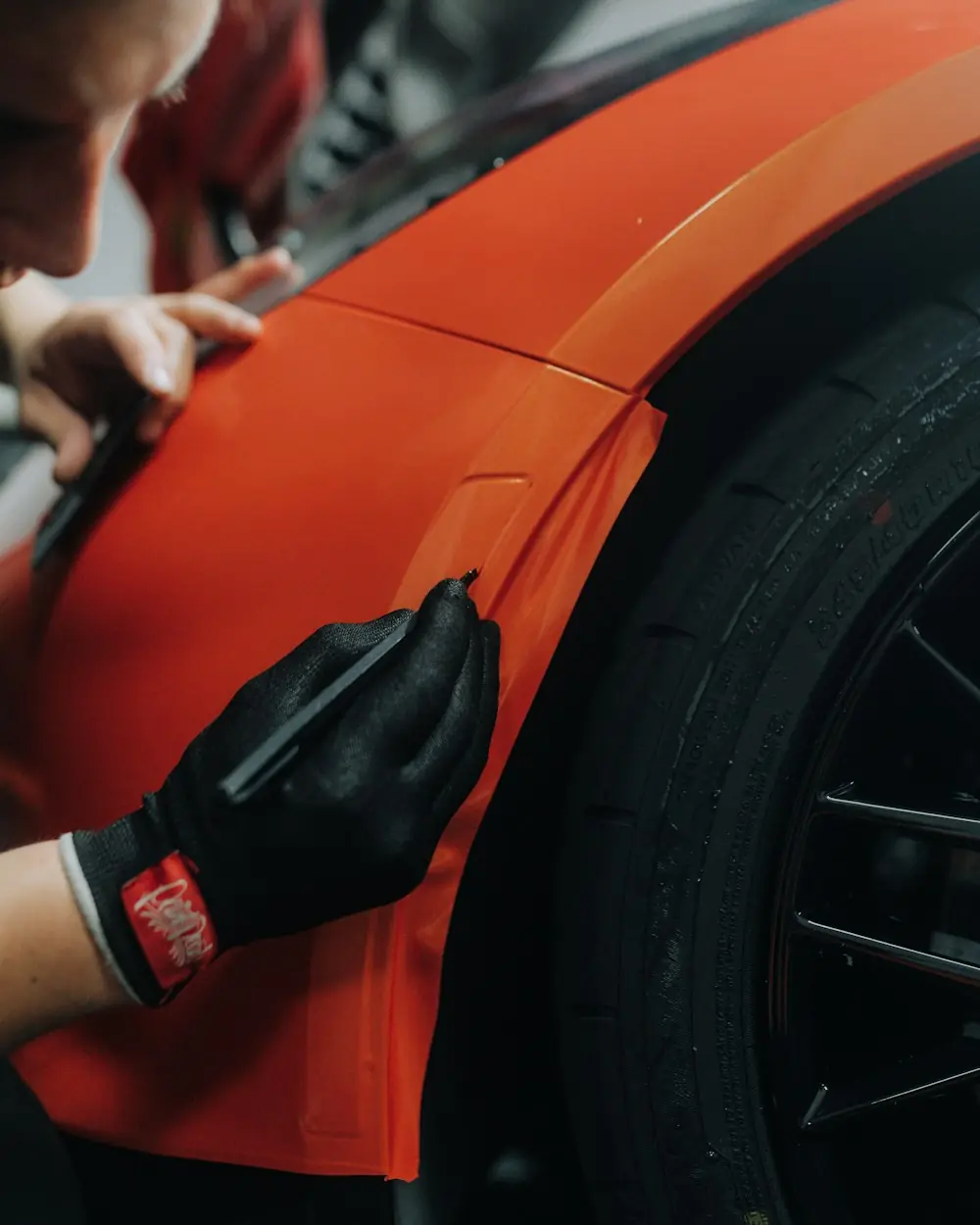 Aplicación de vinil sobre la carrocería de un carro
